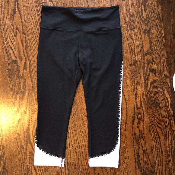 Athleta Pants - Athleta Elation Scallop Capri Legging size medium
